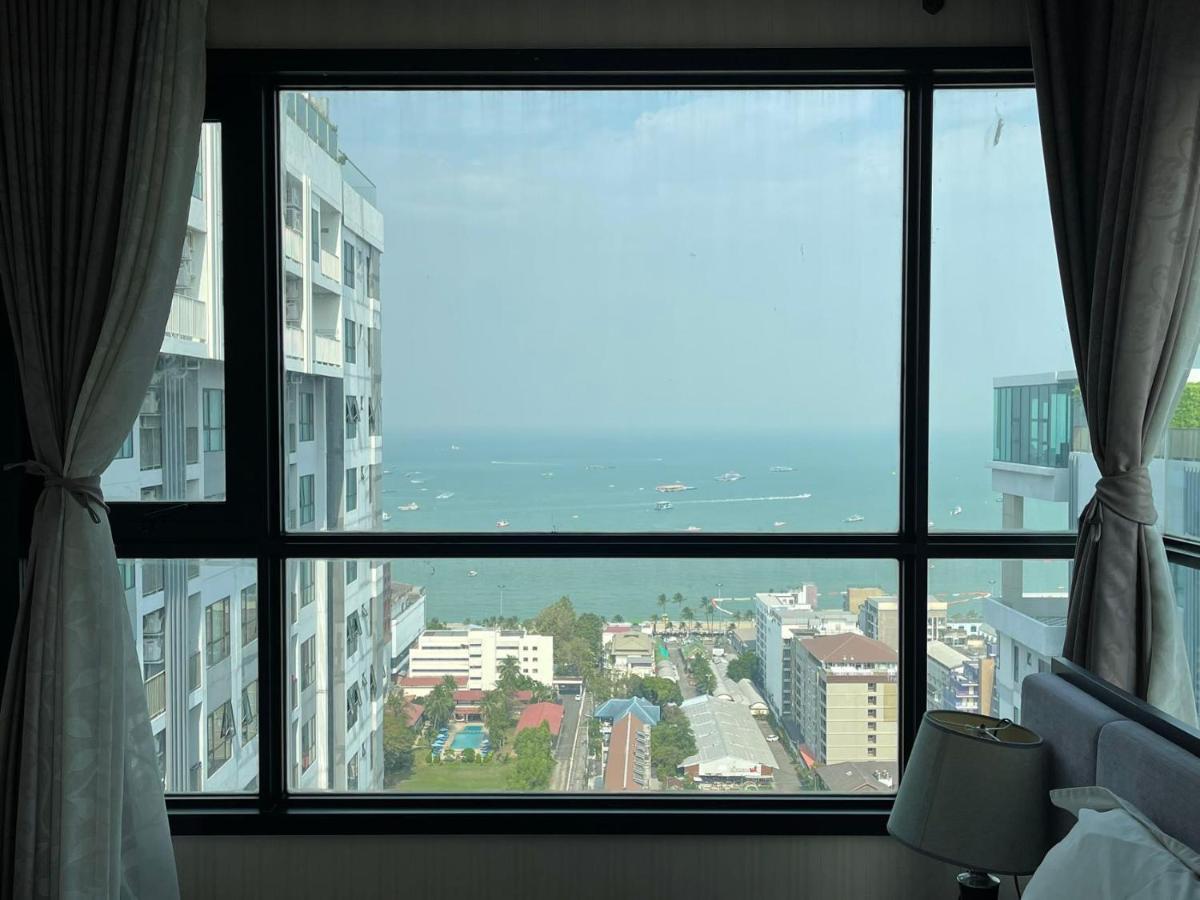 The Base Central Pattaya By Adam Buitenkant foto