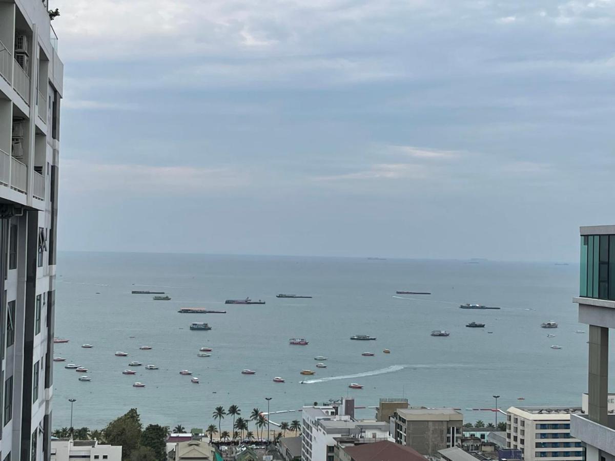 The Base Central Pattaya By Adam Buitenkant foto