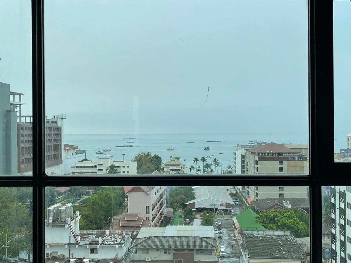 The Base Central Pattaya By Adam Buitenkant foto
