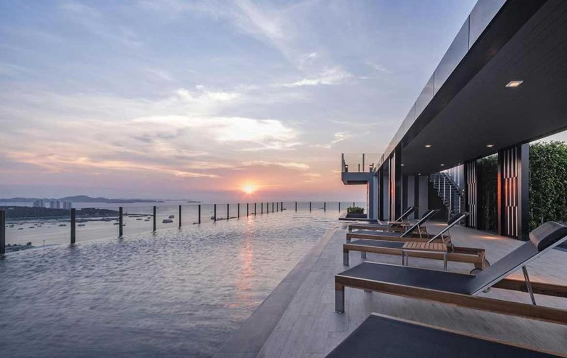 The Base Central Pattaya By Adam Buitenkant foto