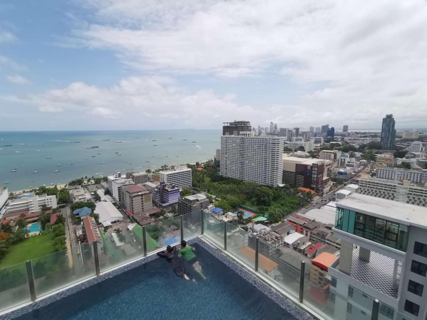 The Base Central Pattaya By Adam Buitenkant foto