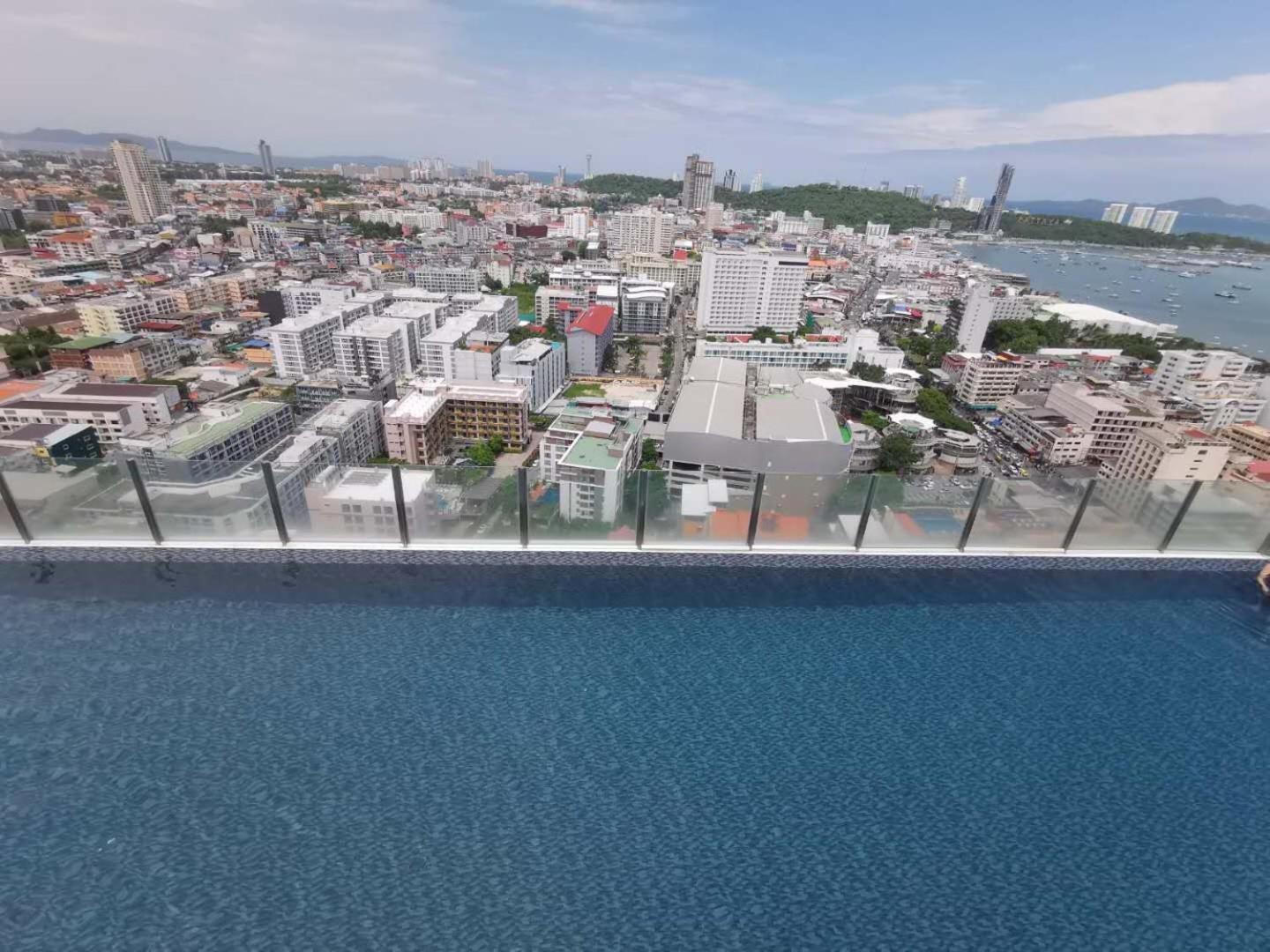 The Base Central Pattaya By Adam Buitenkant foto